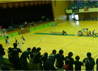次女のミニバスの試合に体育館に行きました。応援にも熱が入ります。